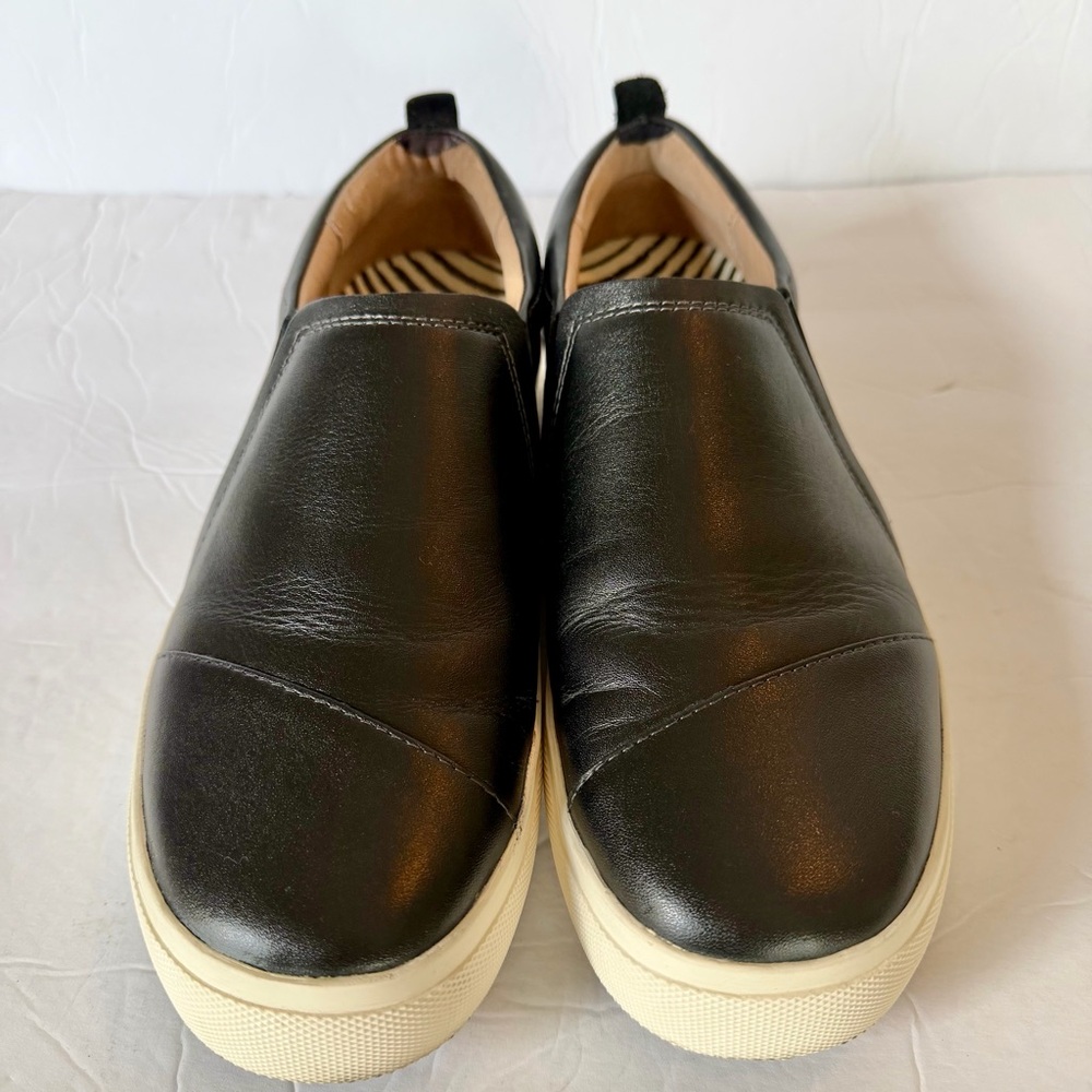 Taos Women's Twin Gore Lux Leather Slip On Sneaker in Black. Sz 9 - Picture 2 of 9